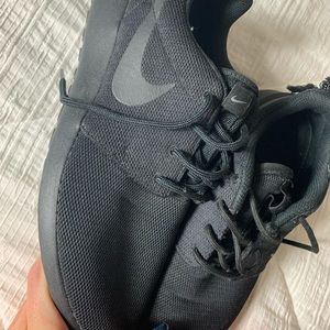 Nike black roshes